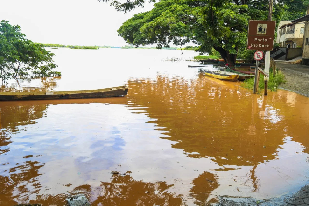 Rio Doce atinge cota de alerta em Linhares e famílias são orientadas a sair de casa