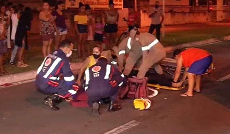 Casal em moto é atropelado por motorista na contramão, em Vila Velha