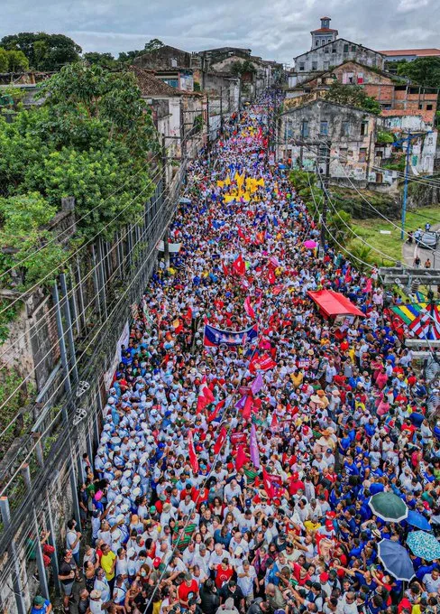 Internautas acusam Lula de duplicar foto com público em Salvador; assessoria nega