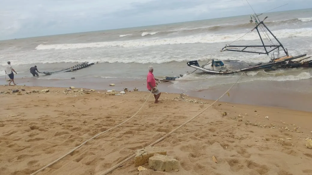 Embarcação com três pescadores sai de Vitória e naufraga em Guriri