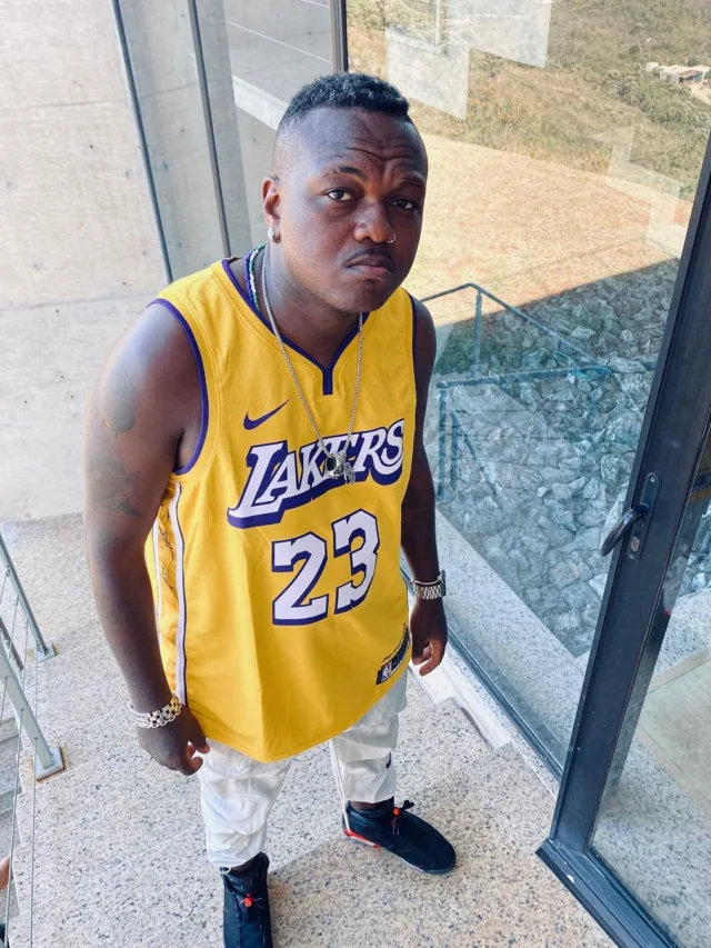 Djonga é criticado por realizar show presencial no Rio de Janeiro
