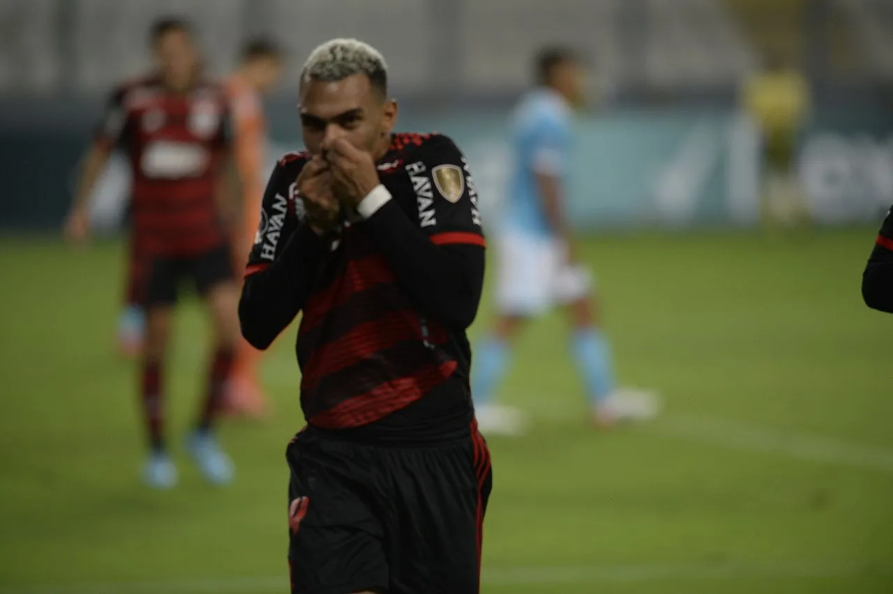 Lateral Matheuzinho estende contrato com o Flamengo até dezembro de 2026