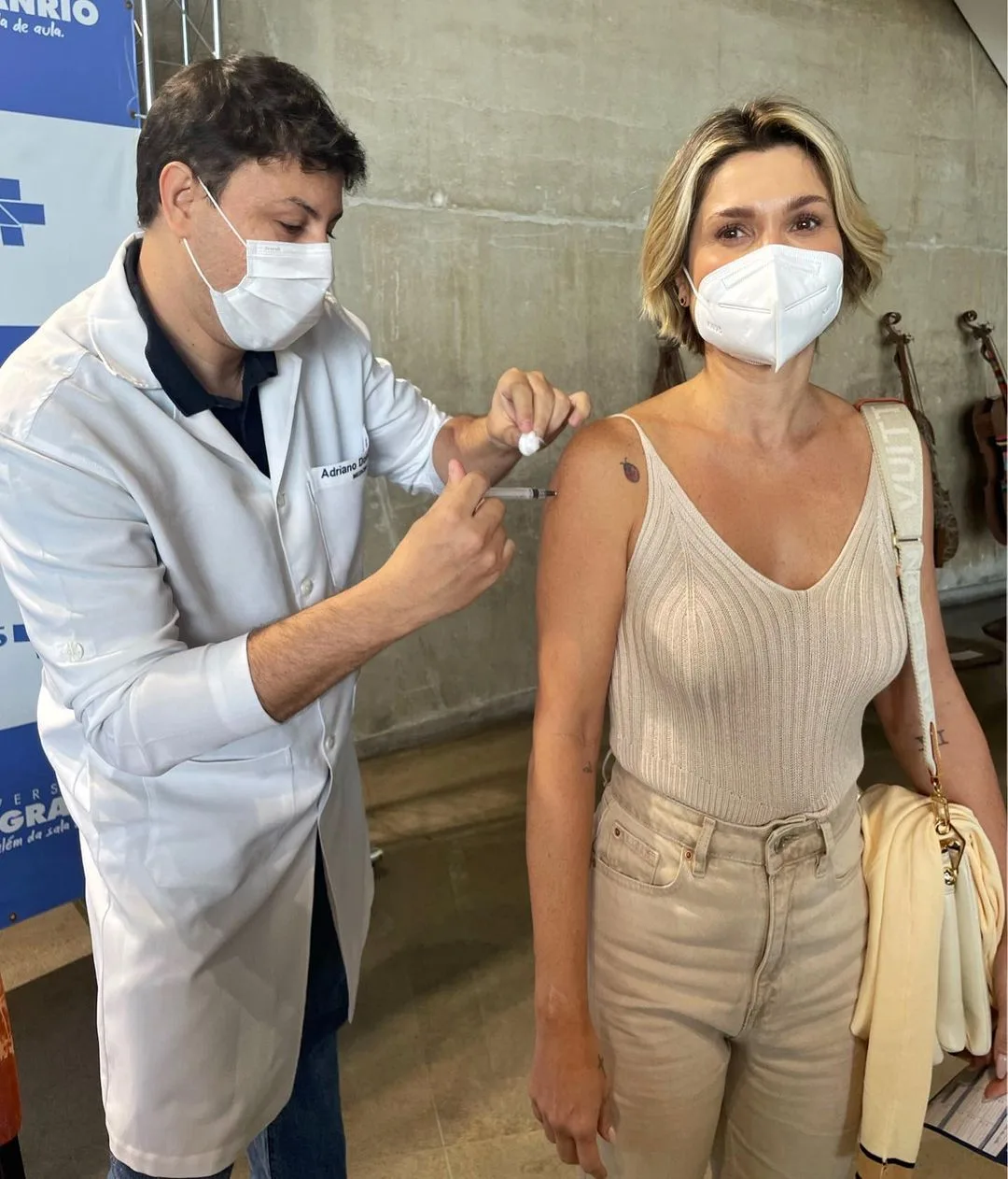 'Acreditem na ciência', diz Flávia Alessandra ao receber 1ª dose de vacina