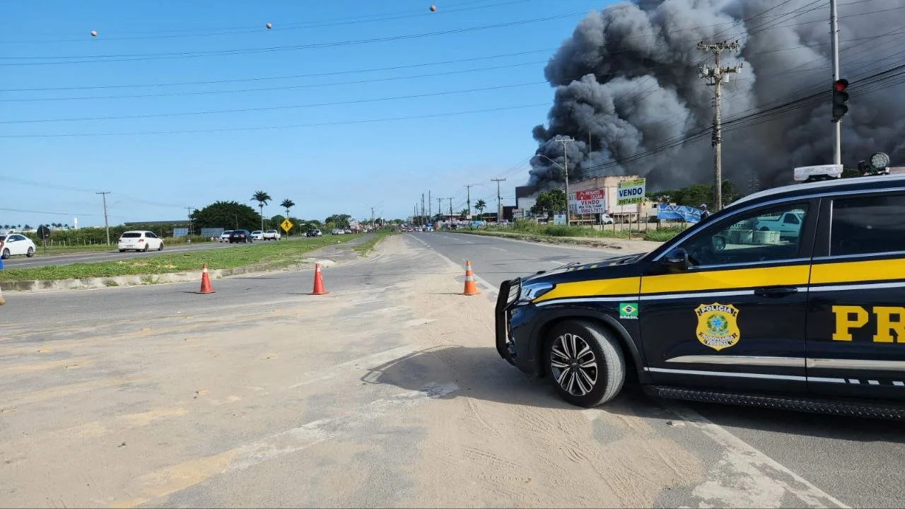 Incêndio na Cacau Show: pista da BR-101 no ES é interditada para ação de bombeiros