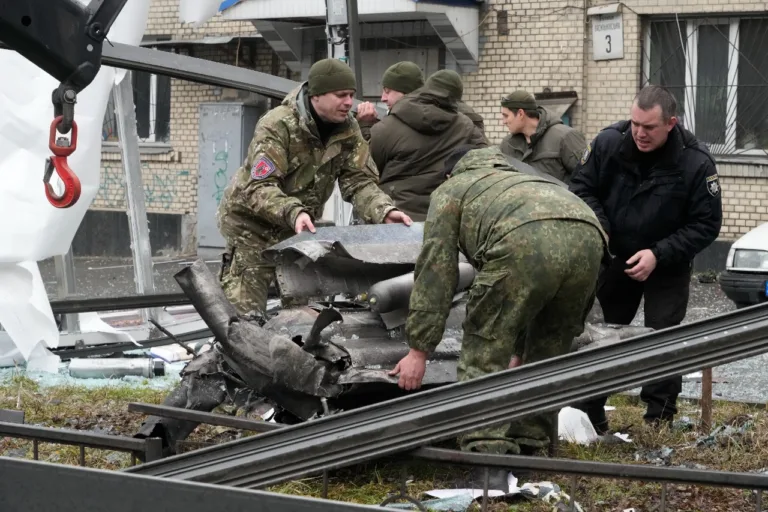 Ucrânia posiciona tanques de guerra em praça central de Kiev