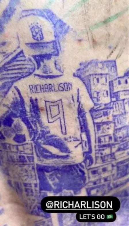 Richarlison faz tattoo dele com frase de Pelé ao lado de Ronaldo e Neymar