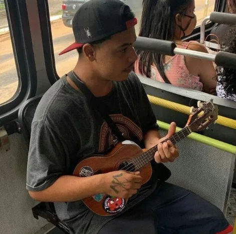 VÍDEO | "Rei do Busão" alegra passageiros cantando rap em ônibus da Grande Vitória