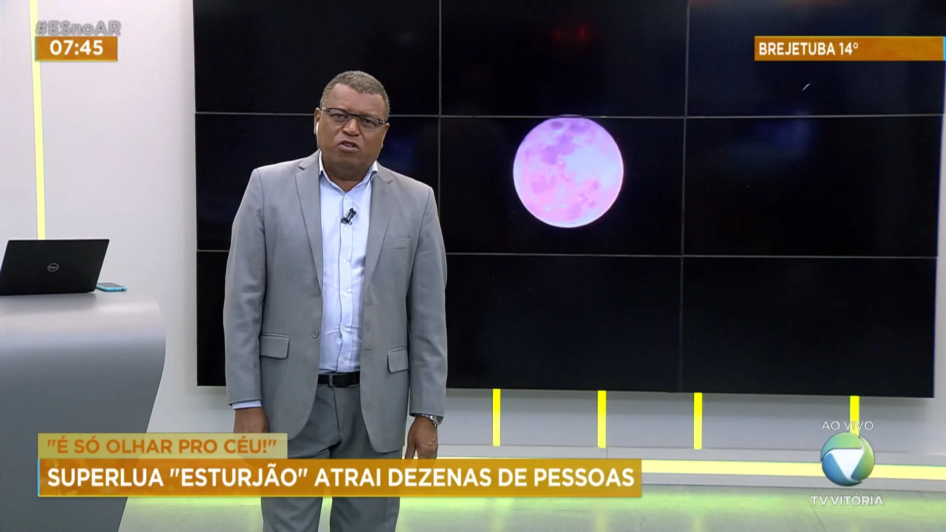 Superlua atrai dezenas de pessoas