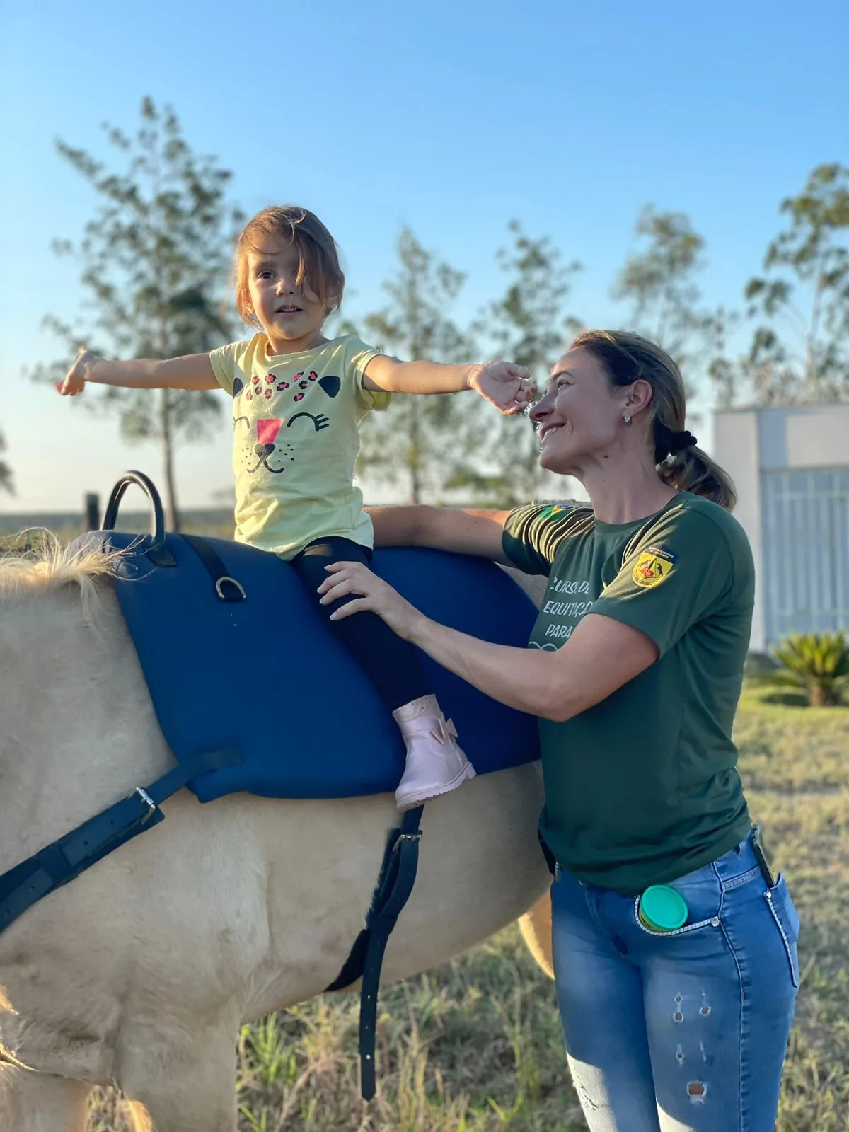 Projeto social em Montanha usa equoterapia para ajudar crianças especiais