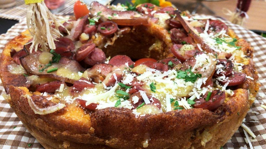 Bolo de milho com queijo e calabresa