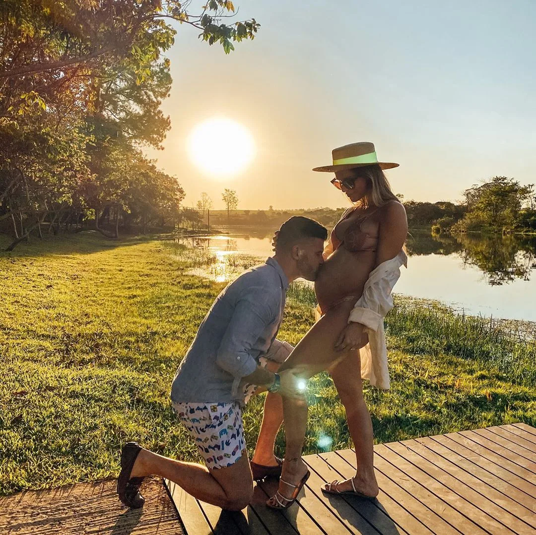 Flávia Viana e Marcelo Zangrandi recriam foto da gravidez da influenciadora, agora com Gabriel