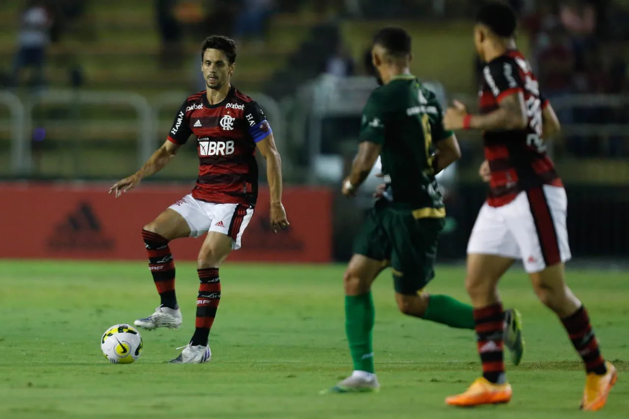 De volta aos jogos do Flamengo, Rodrigo Caio agradece apoio de Paulo Sousa