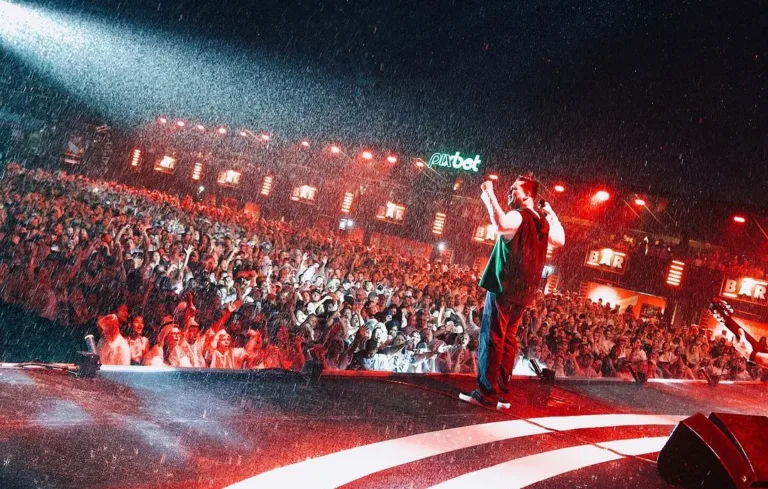 "Por que sempre chove quando tem show na Praça do Papa?" Assunto viraliza na web