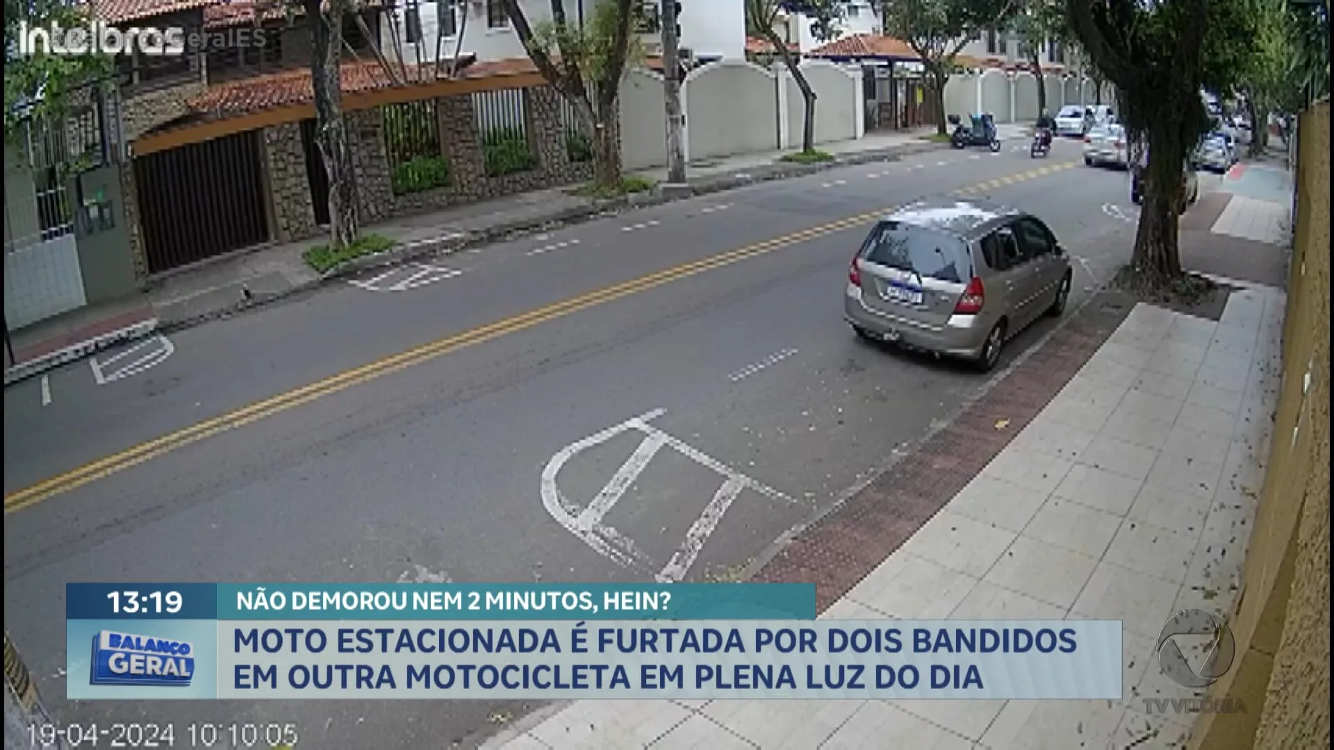 Moto estacionada é furtada por dois bandidos em outra motocicleta