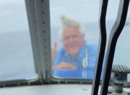 VÍDEO | Apresentador de TV se pendura em avião durante voo
