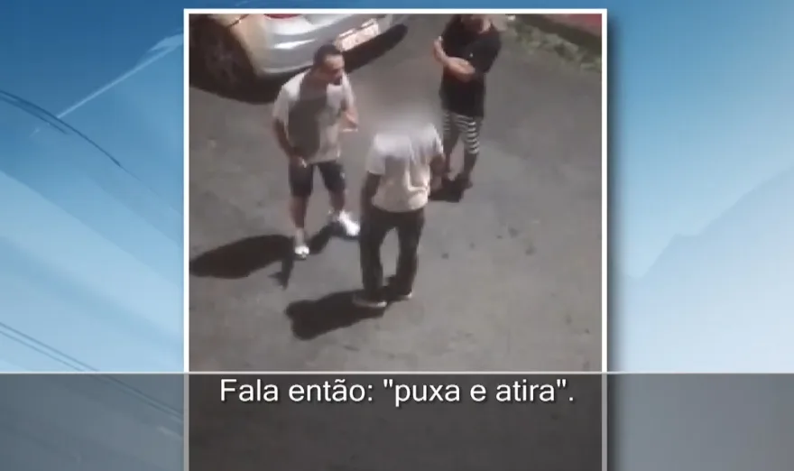 VÍDEO | "Quer que eu puxe e atire?" Briga entre policial e comerciante quase termina em morte