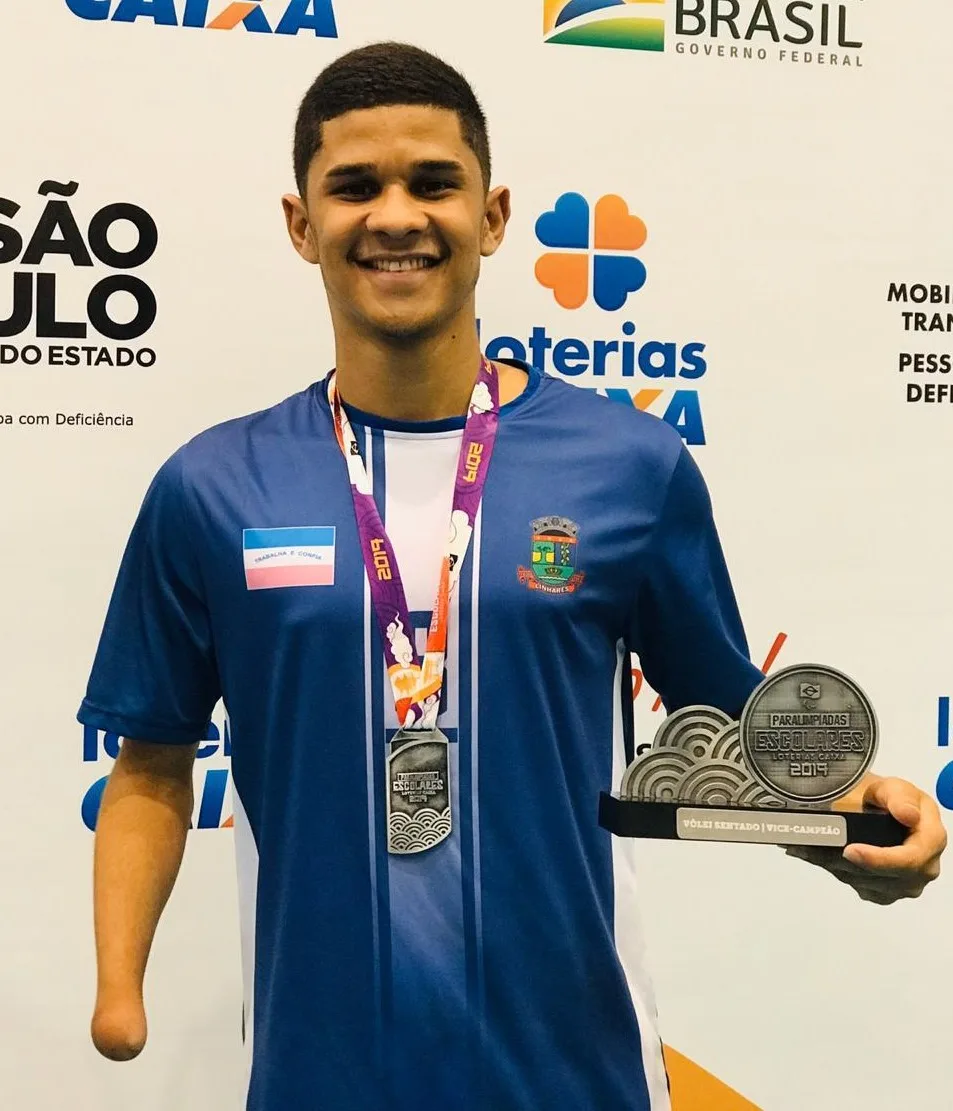 Atleta paralímpico linharense disputa nacional de vôlei