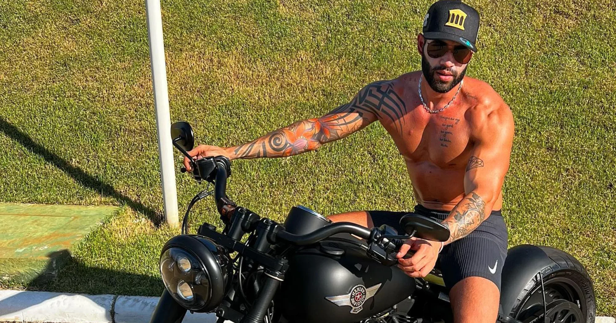 Gusttavo Lima exibe corpão sarado sem camisa e ostenta moto de luxo