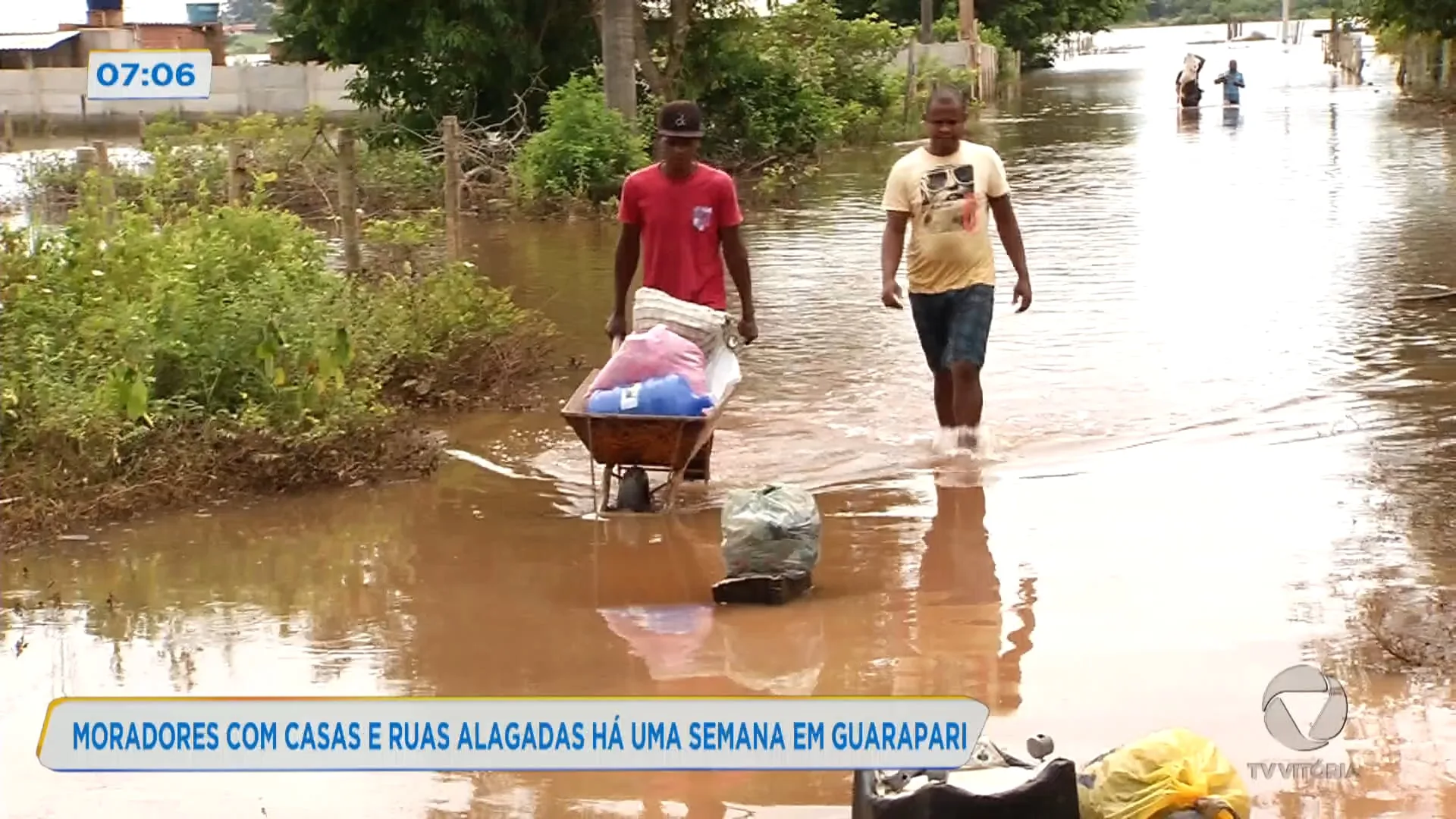 Moradores ainda sofrem com casas alagadas em Guarapari