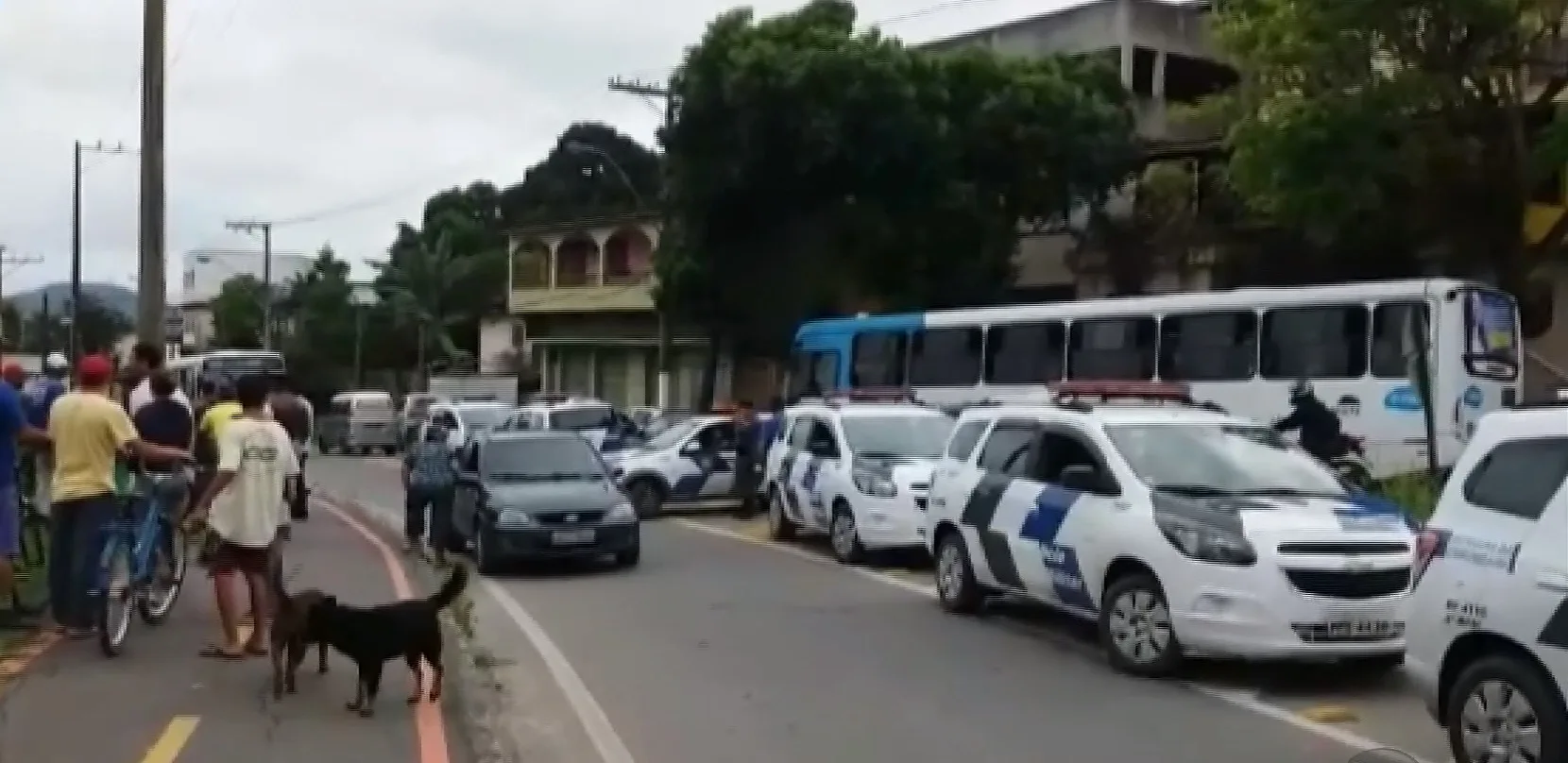 Criminosos armados fecham ônibus e fazem arrastão na linha 533 em Vila Velha