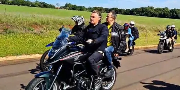 Bolsonaro comete infração de trânsito ao pilotar moto sem capacete no RS