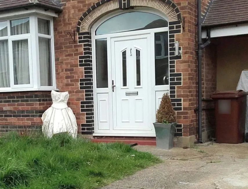 Mulher coloca vestido de casamento na frente da casa de amante do marido e foto viraliza