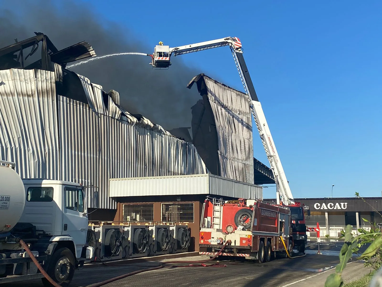 "Ainda há chamas ativas", diz Corpo de Bombeiros após 14h de incêndio na Cacau Show