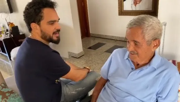 Luciano Camargo grava vídeo com o pai Francisco e brinca: 'quanto o senhor vai cobrar?'