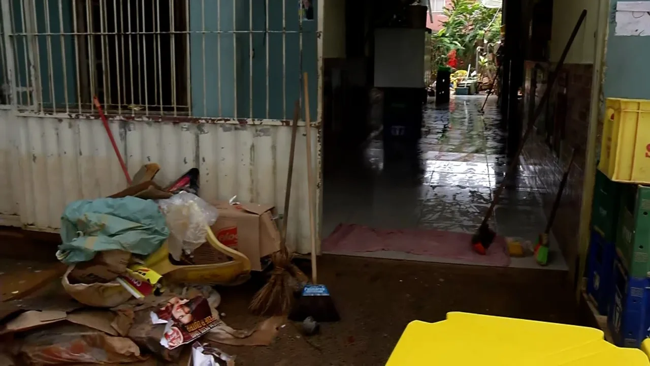 Sem água potável há 4 dias, moradores de Viana usam água de rio para limpar casas