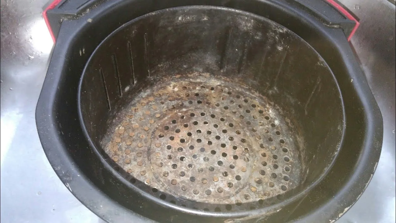 Sua airfryer limpa de uma vez por todas: veja o passo a passo