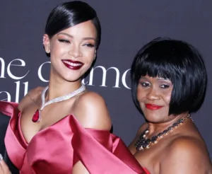 Rihanna. Nome da mãe: Monica Braithwaite