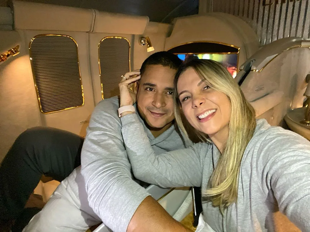 Carla Perez e Xanddy comemoram 18 anos de casamento com viagem a Dubai