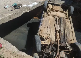 VÍDEO | Carro cai dentro de valão e casal fica ferido em Cariacica