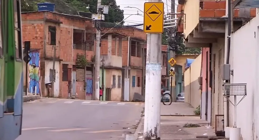 Jovem é sequestrada, espancada e tem a cabeça raspada por criminosos em Cariacica