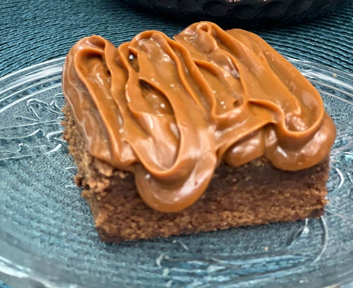 Tenha uma sexta deliciosa com receita de brownie com caramelo salgado