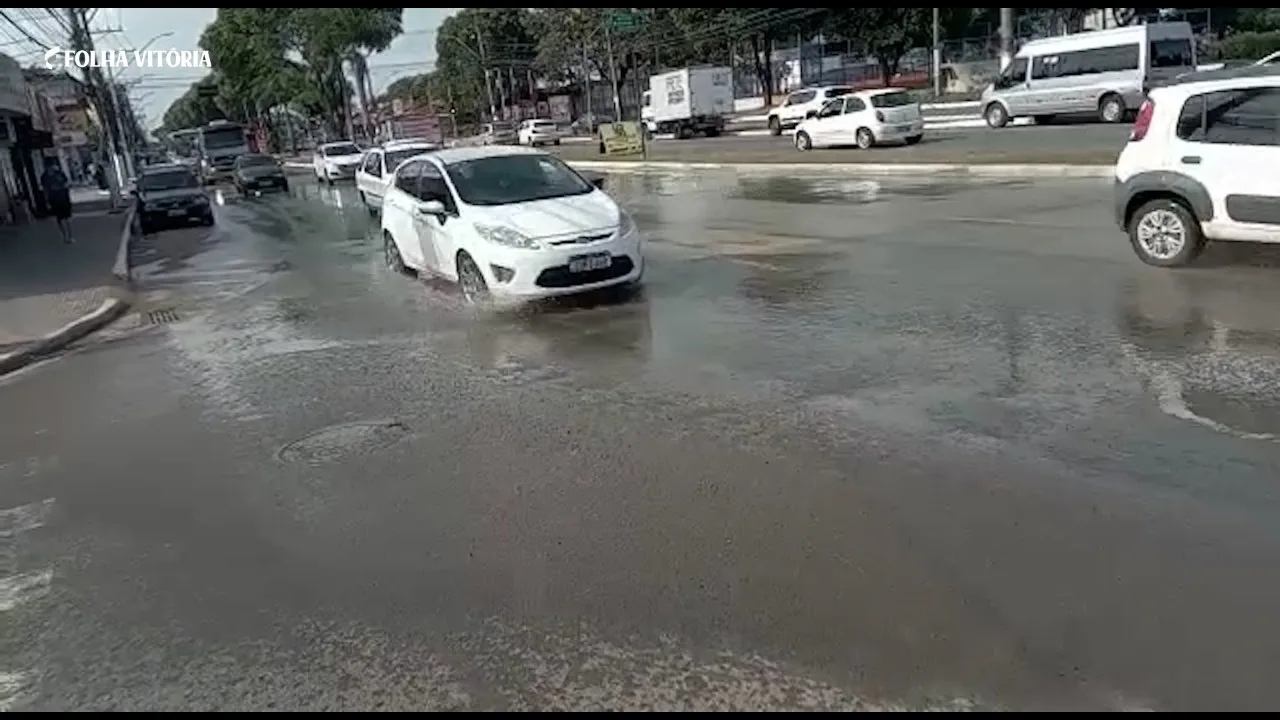 VÍDEO | Grande poça é formada com vazamento de água potável em Porto Canoa, na Serra