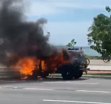 Jipe russo fica destruído após pegar fogo na altura da Praia de Camburi