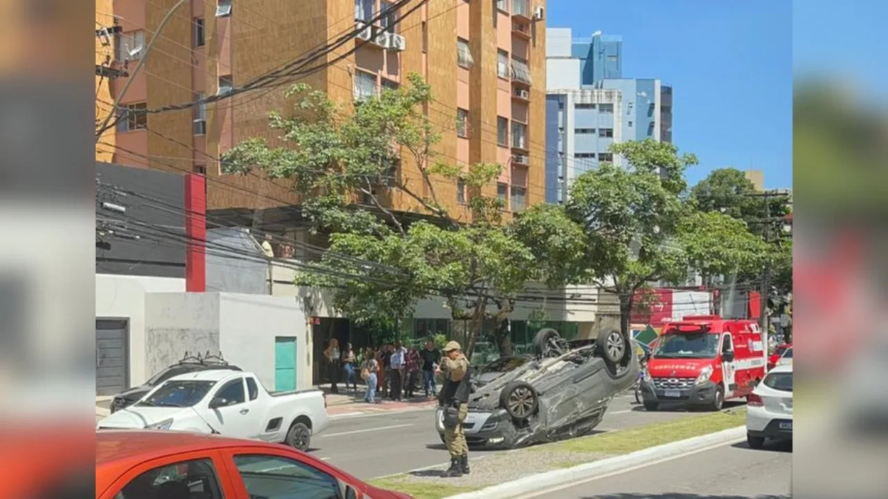 Caminhonete capota na Reta da Penha e motorista fica ferido