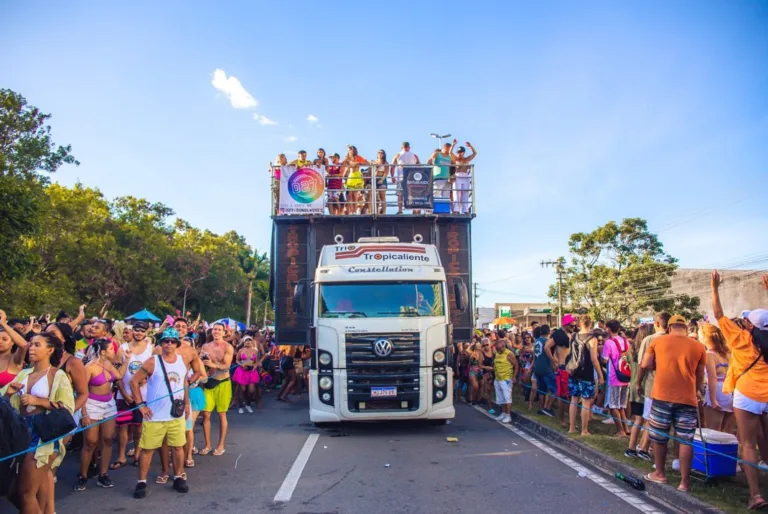 Bloco Kustelão comanda a folia em Jardim Camburi neste sábado. Veja as atrações