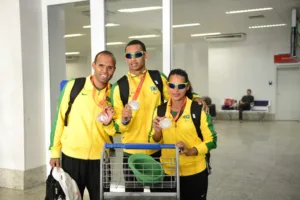 Daniel Mendes, Fernando Martins (guia da Renata) e Renata Bazone com as medalhas conquistadas no Parapan de Toronto