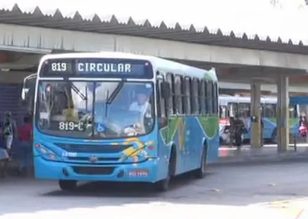 Ousadia: bandidos roubam ônibus de dentro de terminal na Serra em plena luz do dia