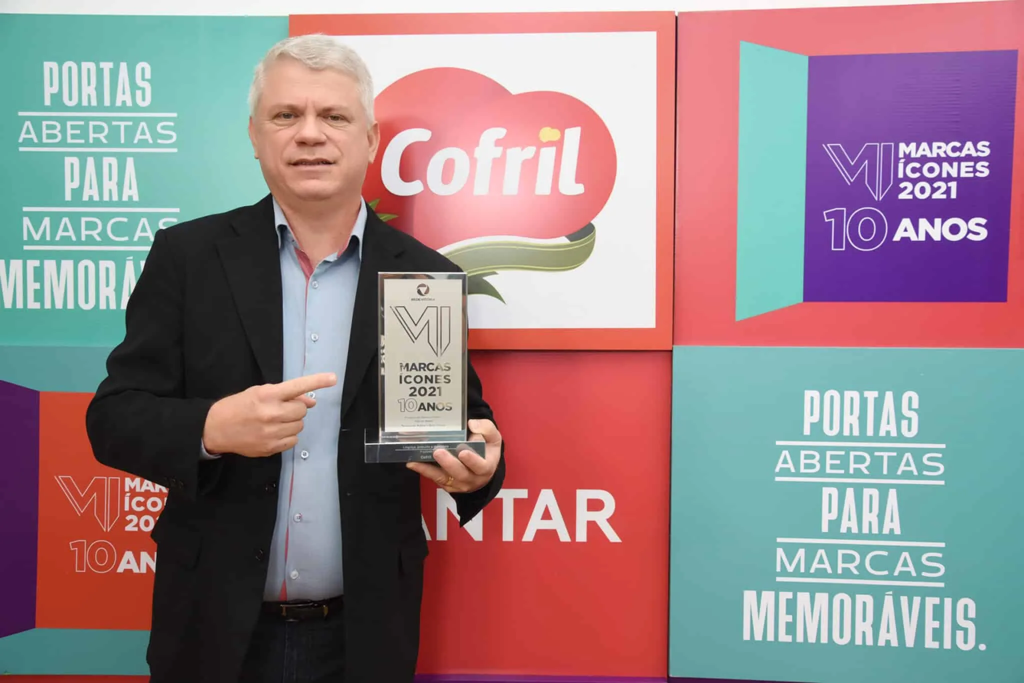 Marcelo Siqueira, representante comercial da Cofril, foi quem recebeu o troféu de Marcas Ícones pela empresa.