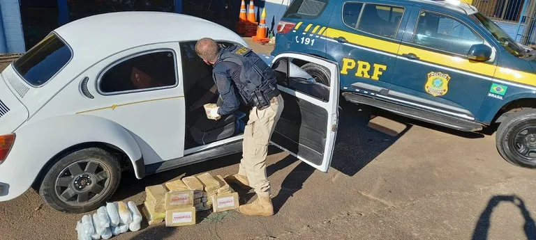 Carga de cocaína avaliada em R$ 7 milhões é encontrada em teto de Fusca pela PRF