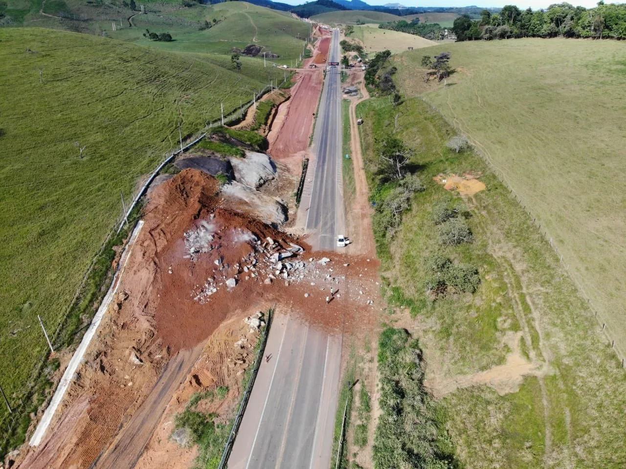 BR-101 é liberada para tráfego de veículos após interdição para detonação de rocha