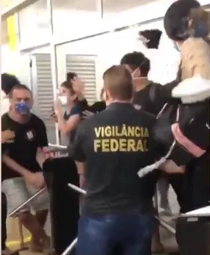 VÍDEO | Estudantes da Ufes acusam vigilantes de agressão e protestam no restaurante universitário