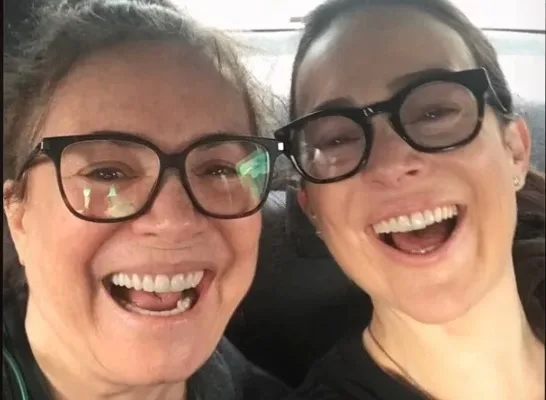 Regina e Gabriela Duarte posam juntas em selfie e fazem a felicidade dos fãs: Gêmeas