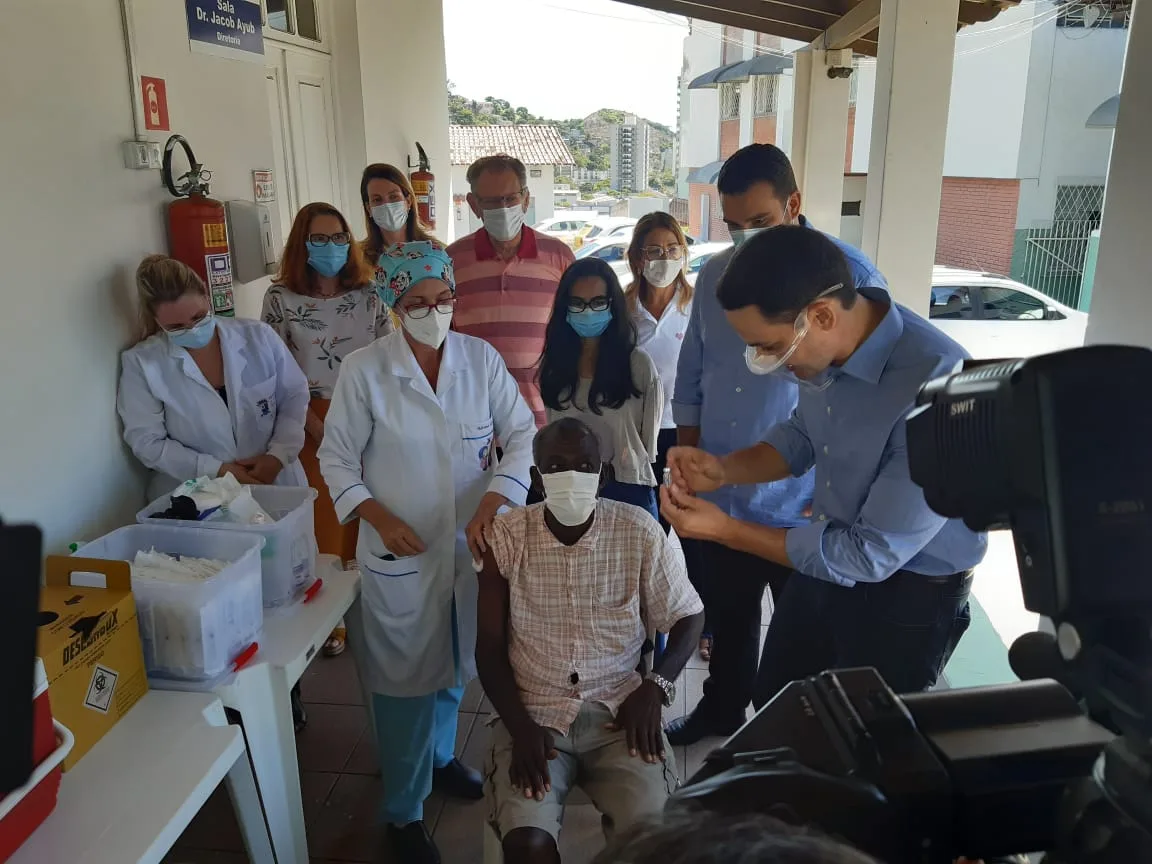 Primeiros idosos são vacinados contra a covid-19 em asilos de Vitória e Viana