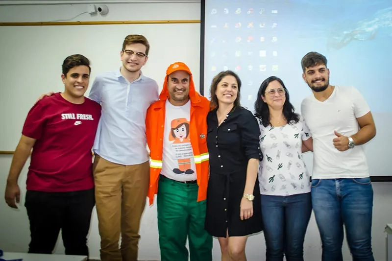 Gari vai uniformizado a defesa de TCC em faculdade