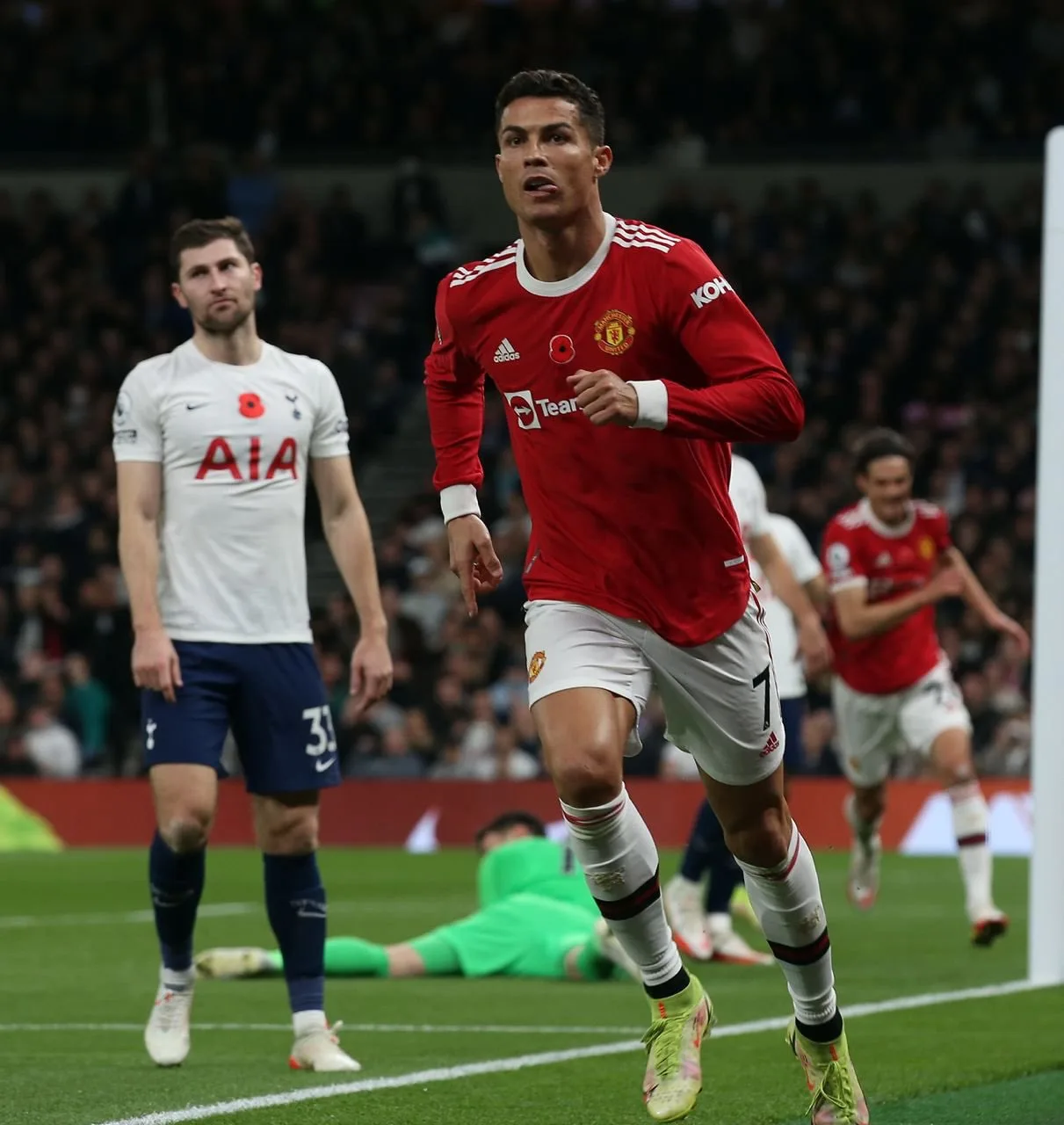 CR7 brilha, United bate Tottenham e acaba com série de derrotas