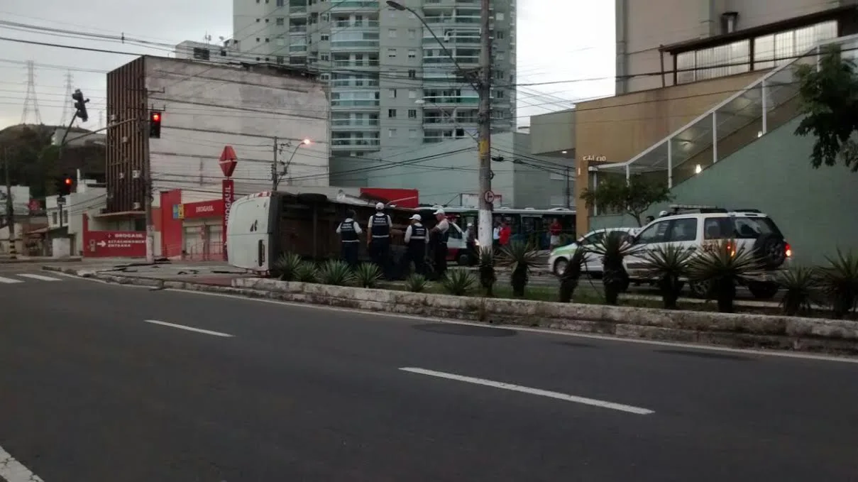 Van é atingida por ônibus e trânsito fica lento na Praia do Suá, em Vitória